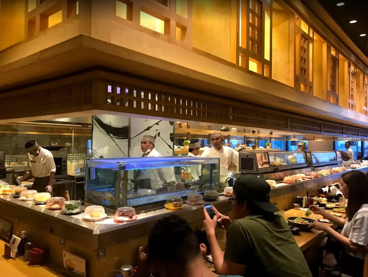 Suasana ruang makan Sushi Tei Jakarta Pusat